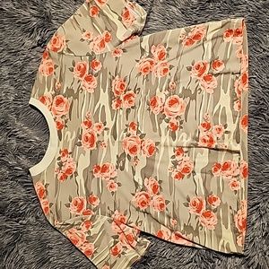 Camo and flower cropped tshirt Large